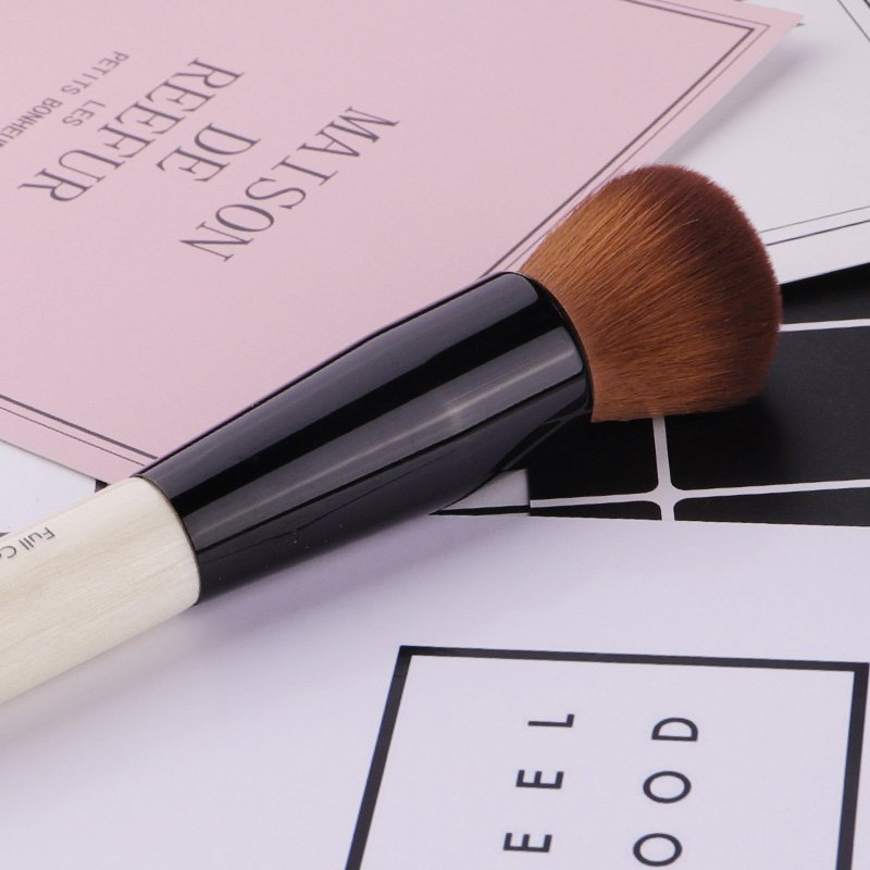Poedermake-upborstel Houten ha - Concealer Full Coverage recensie en prijs